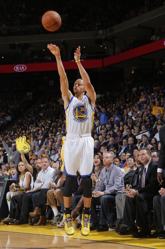 ウォリアーズのカリーが脳振とう、グリズリーズ戦欠場へ