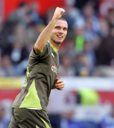 ブレーメン 3得点を奪いデュイスブルクを破る