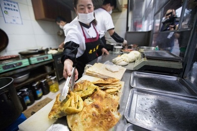 卵とネギとニラで20年…中華風クレープの小さな店、ネットで人気店に 蘇州
