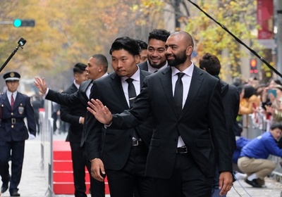 ラグビー日本代表が丸の内でパレード、リーチらがファンに感謝