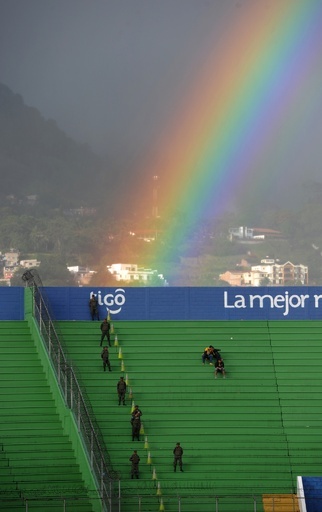 幸運はどちらのチームに？サッカースタジアム上空に虹の橋