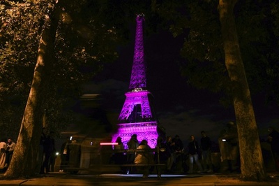 エッフェル塔がピンク色にライトアップ 乳がん啓発月間