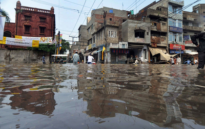 雨期のパキスタン、豪雨で道路冠水