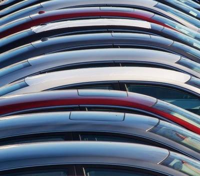 「コネクティッド・カー」大半にハッカー侵入の恐れ 米報告書