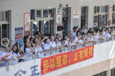 受験「加油（頑張れ）」！ 中国で統一試験目前、ストレス発散