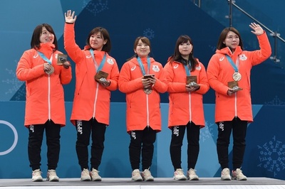 カーリング女子日本代表に銅メダル授与、平昌五輪