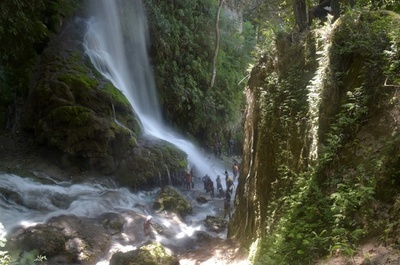 ブードゥー教の信者ら、巡礼の行事で沐浴 ハイチ