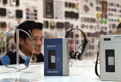 青春がよみがえる！？　ウォークマンなどソニーの歴代商品展示　東京
