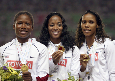 女子4x100メートルリレーのメダル授与式が行われる