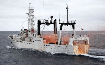 オーストラリアの巡視船が南極海へ出航、日本の調査捕鯨を監視へ