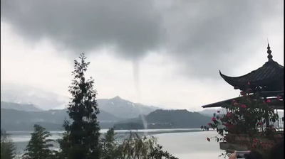 四川省・瓦山湖ダムで珍しい「龍吸水」発生