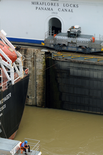 パナマ運河、開通から95周年