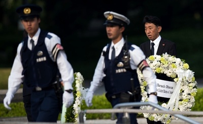 オバマ米大統領の花輪届く 広島・平和記念公園
