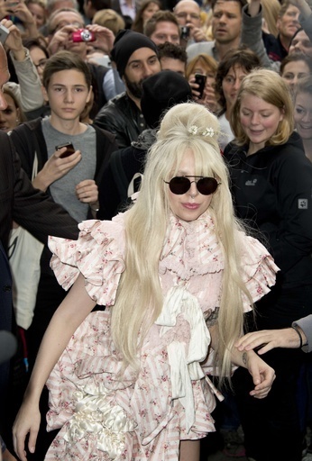 レディー・ガガ、ジョン・ガリアーノのドレスでベルリン入り