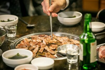 「ご祝儀10万ウォン出すのに、豚肉で済ませるの？」…韓国「結婚式招待状を渡す集まり」のあり方で論争