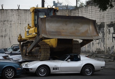 「スクラップにしろ」、比大統領が密輸高級車の破壊を命令