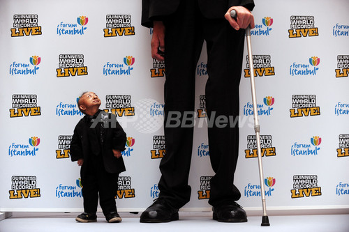 世界一の身長差 高い男 と 低い男 がツーショット トルコ 写真7枚 ファッション ニュースならmode Press Powered By Afpbb News
