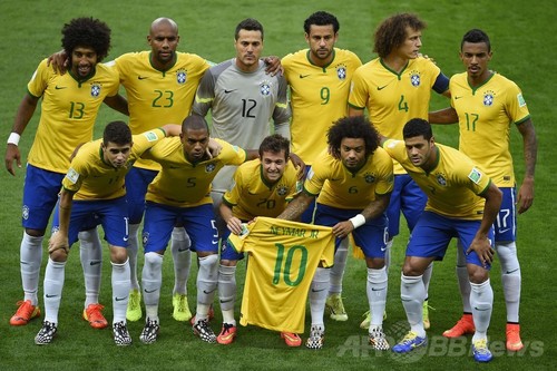 ブラジル代表 試合前にネイマールのユニホームを掲げる 写真5枚 ファッション ニュースならmode Press Powered By Afpbb News