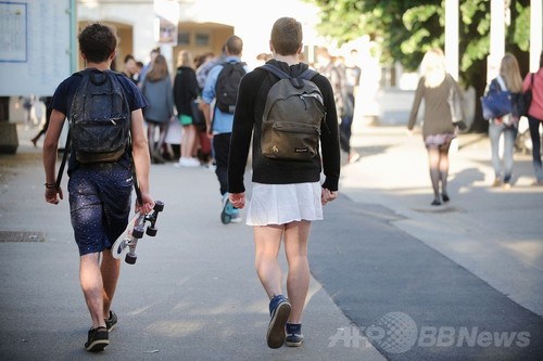 男子もスカートで登校、仏高校で反性差別行動