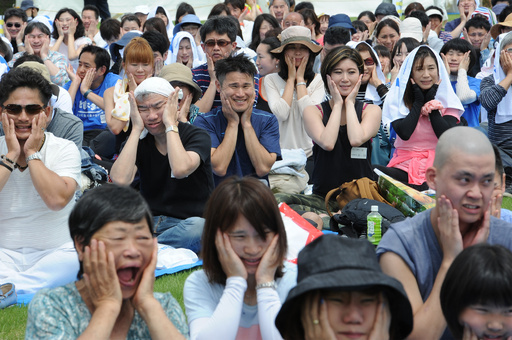 みんなで変顔…じゃなくて顔ヨガ 1120人が参加