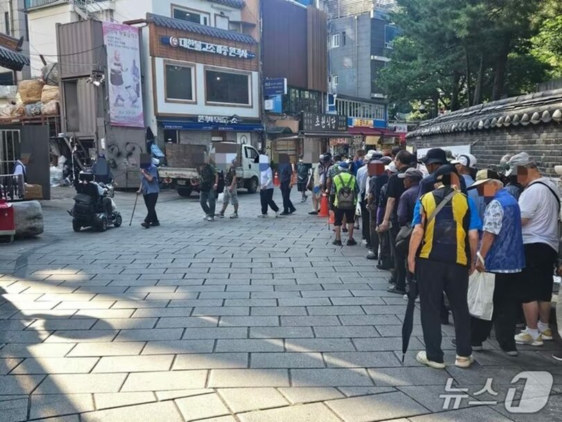 7月31日、ソウル市鍾路区のタプコル公園にある無料給食所で列をつくる高齢者(c)news1