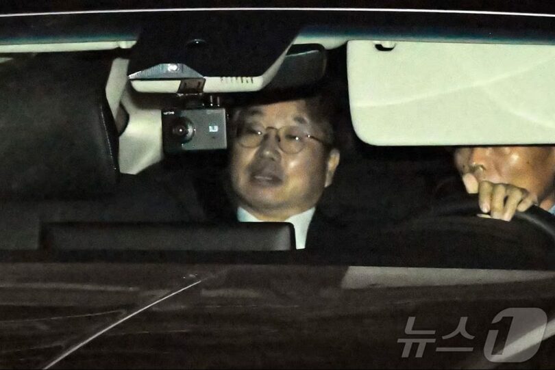 2025年11月12日、ソウル瑞草区の大検察庁を後にするノ・マンソク検察総長職務代行(c)news1