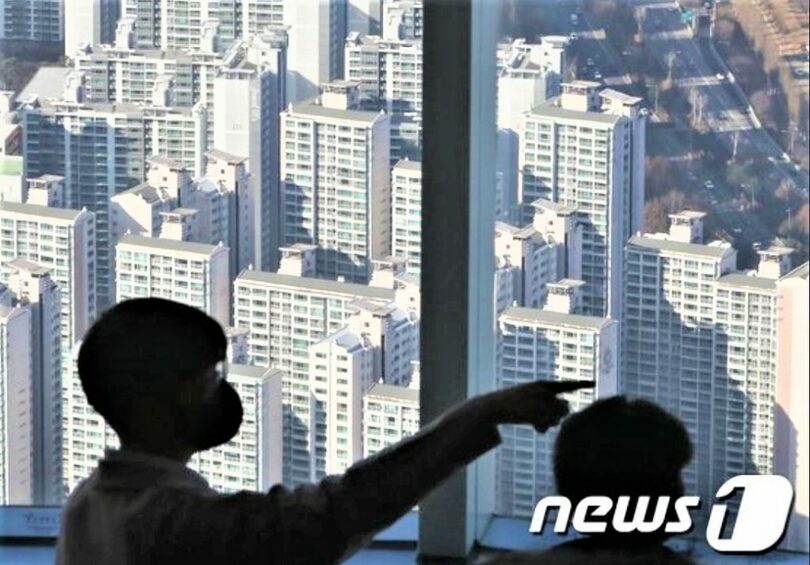 ソウル市松坡（ソンパ）区のロッテワールドタワー・ソウルスカイから眺めたマンション群(c)news1