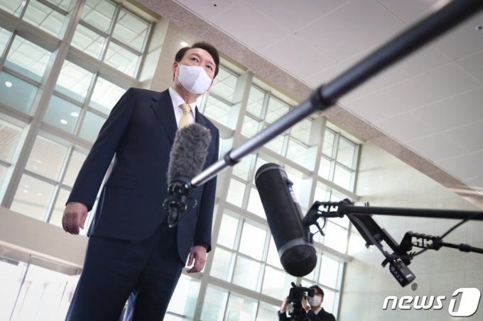 18日午前、囲み取材に応じる韓国のユン・ソンニョル（尹錫悦）大統領(c)news1