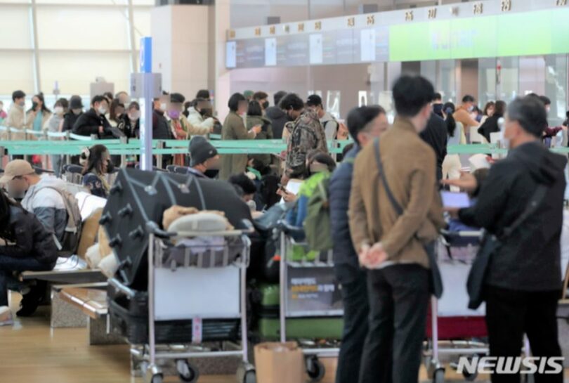 11月7日、仁川（インチョン）国際空港第1ターミナルを移動する旅客(c)NEWSIS
