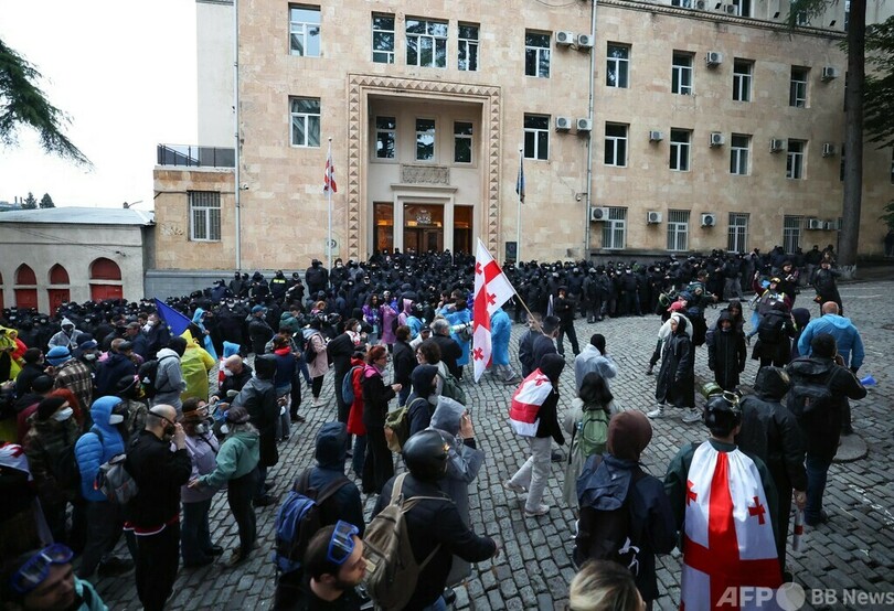 「外国の代理人」法案、最終採決へ 議会前で抗議デモ ジョージア