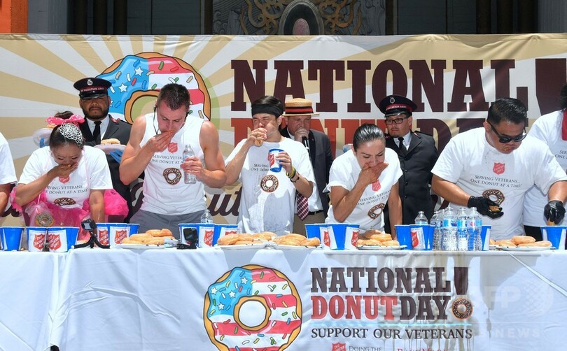 8分で48個！米ハリウッドでドーナツ早食い大会