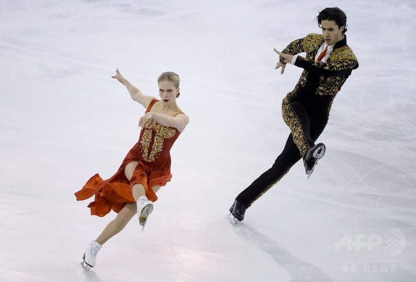 ウィーバー/ポジェ組がアイスダンス首位発進、GPファイナル