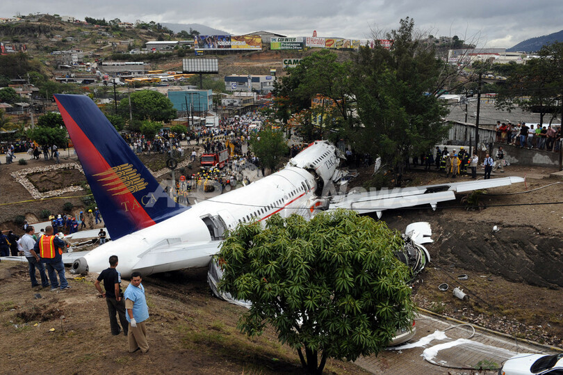 旅客機の着陸失敗で4人死亡、65人が重軽傷 ホンジュラス