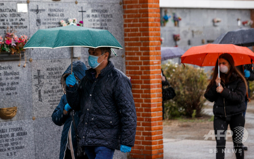 スケート場を遺体安置所に転用、新型コロナ死者急増で スペイン首都