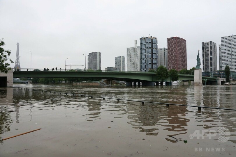 仏ルーブル美術館、セーヌ川氾濫で休館へ 収蔵品を避難