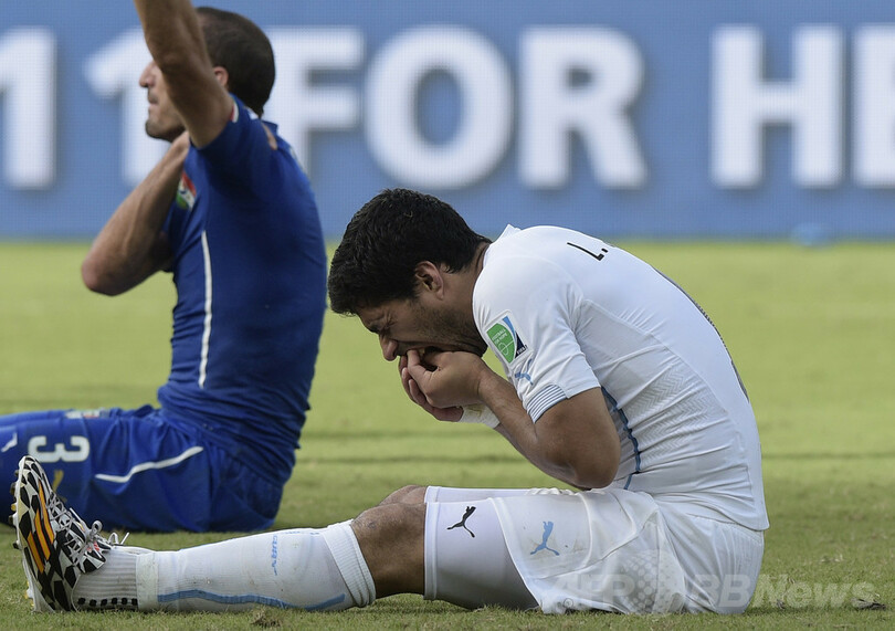 スアレスは治療に通うべき、FIFA事務局長