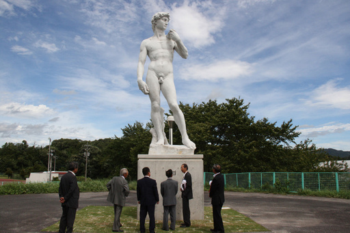 ダビデ裸像に町民から苦情、「下着はかせて」 島根県 写真2枚 国際