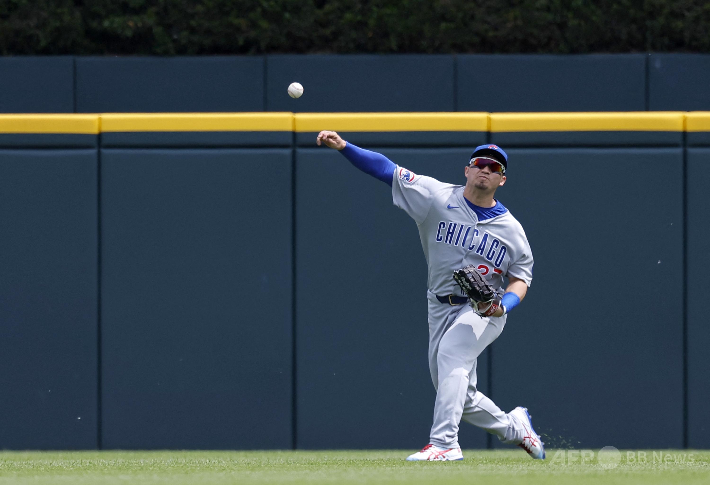 CUBS カブス 鈴木誠也 試合発行 ゲーム パンツ 実使用 試合前にマスコットと遊びながらストレッチする鈴木誠也（AP