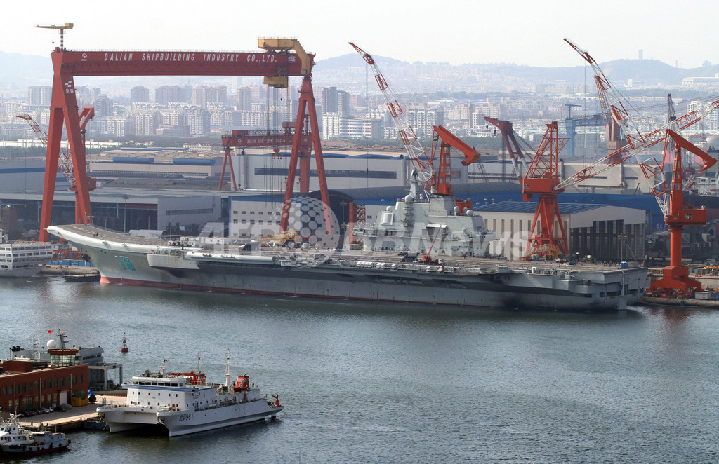 中国初の空母「ワリャーグ」を海軍に引き渡し、大連で式典 中国初の空母「ワリャーグ」を海軍に引き渡し、大連で式典