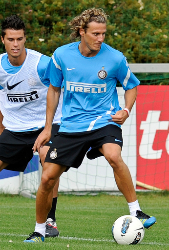 インテル フォルランの入団発表 写真7枚 国際ニュース：AFPBB News