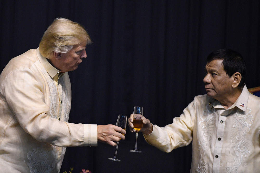 ドゥテルテ比大統領、トランプ氏をにこやかに歓迎 ラブソングも歌う