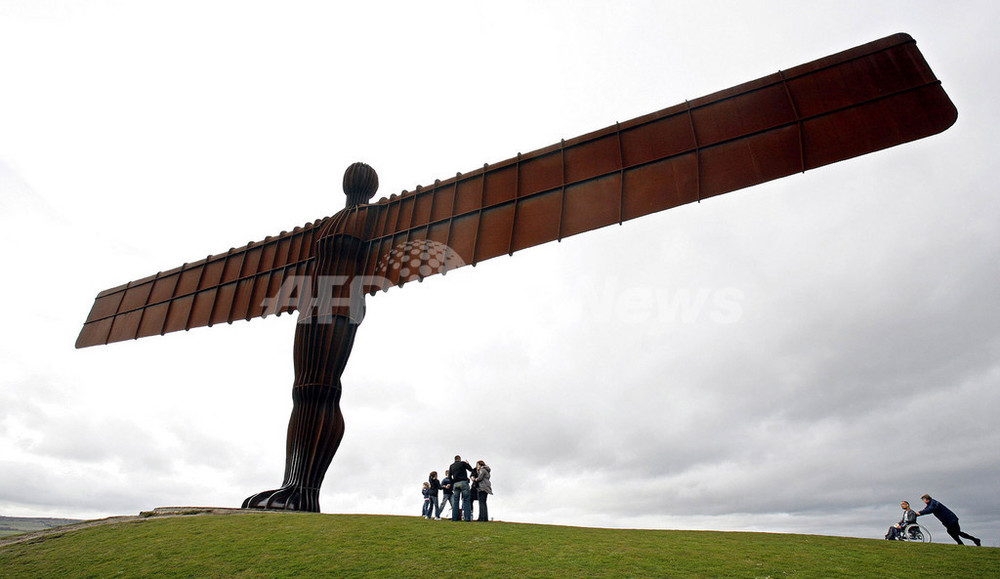 丘の上から街を見守る鋼鉄の天使、翼幅54メートル 写真12枚 国際