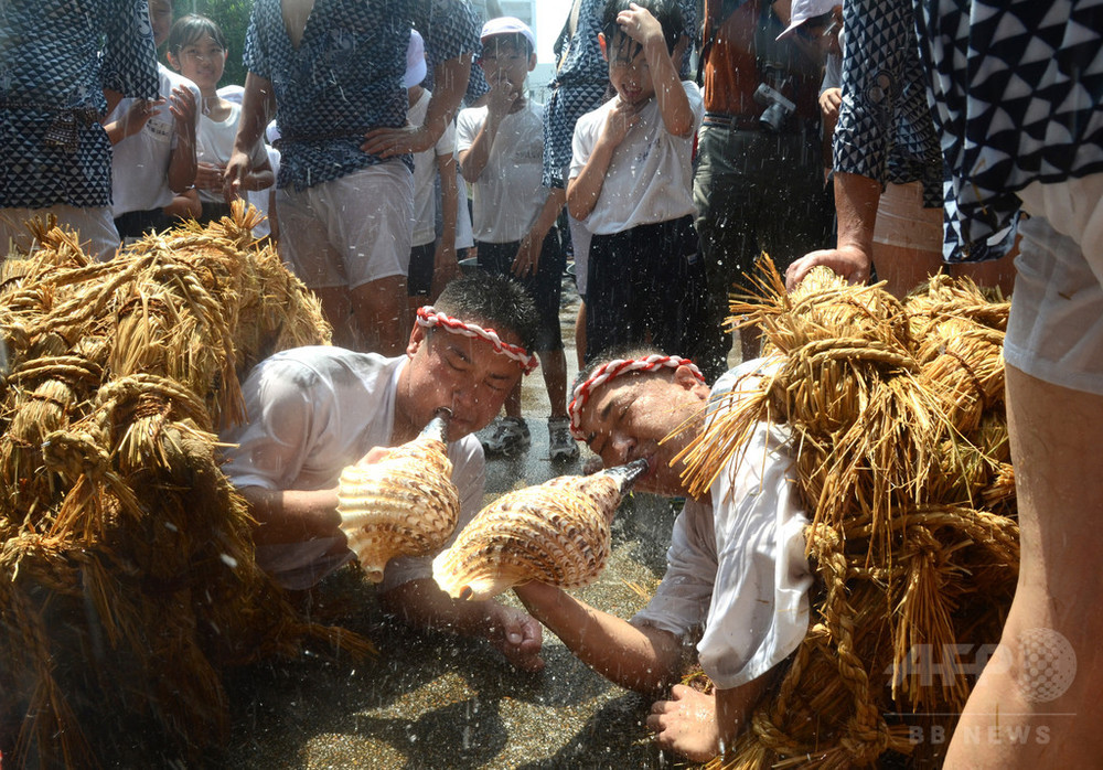 水をかけられ、す巻きでほら貝演奏「水止舞」 東京 写真15枚 国際