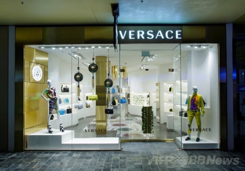 「ヴェルサーチ」がハワイに新店舗オープン、限定バッグコレクションも発売