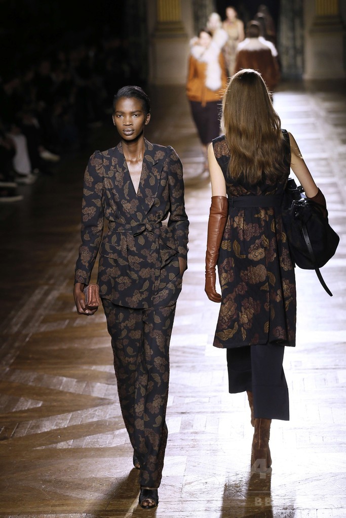 ブロケード、ジャガード、刺繍やビーズを自在に組み合わせて、「ドリス ヴァン ノッテン」15/16秋冬