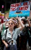 英ロンドン中心部ウェストミンスターで行われた反極右デモ（2024年8月10撮影）。(c)BENJAMIN CREMEL / AFP
