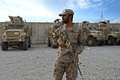 米軍の撤収が完了したアフガニスタンの首都カブール北郊のバグラム空軍基地で警備に当たる同国の警察官（2021年7月5日撮影）。(c)WAKIL KOHSAR / AFP