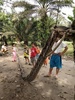 インドネシア・スマトラ島のバタンガンサル地区で、殺された巨大なニシキヘビのそばに集まった住民ら。地元警察提供（2017年9月30日撮影、10月4日公開）。(c)AFP/BATANG GANSAL POLICE