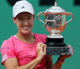 2007年の全仏オープン女子シングルスを制し、トロフィーを手にするジュスティーヌ・エナン（2007年6月9日撮影）。(c)AFP/THOMAS COEX