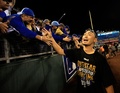 14MLBプレーオフ、ア・リーグ地区シリーズ（5回戦制）、カンザスシティ・ロイヤルズ（Kansas City Royals）対ロサンゼルス・エンゼルス・オブ・アナハイム（Los Angeles Angels of Anaheim）第3戦。試合後、ファンと喜びを分かち合うカンザスシティ・ロイヤルズの青木宣親（Norichika Aoki、2014年10月5日撮影）。(c)AFP/Getty Images/Jamie Squire